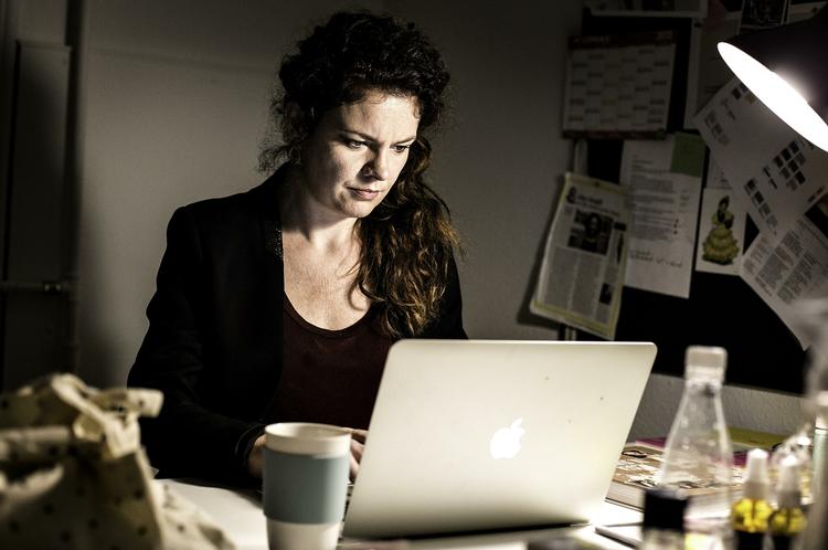 Julia Lahme blev hacket og måtte se sine mails forsvinde en for en. Hendes kunder fik også mærkelige, falske mails fra hende. Nu har hun bygget et digitalt fort om sig selv og sine medarbejdere. 