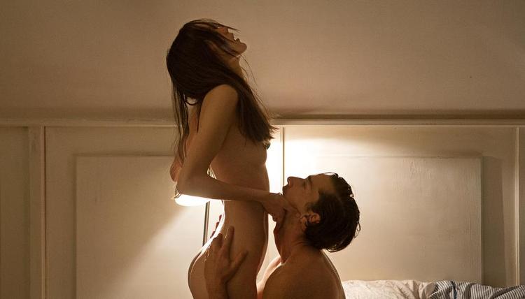 Nymfe. Stacy Martin i rollen som den unge Joe, der i løbet af fire timer gennemgår nymfomaniens stadier. Førsteelskeren Jerome spilles af Shia LaBeouf. 