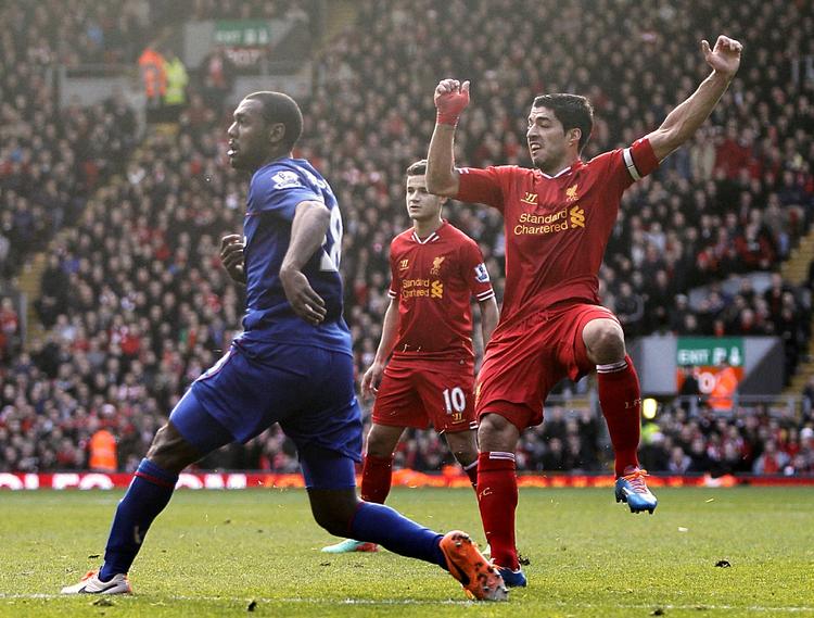 ustoppelig. Luis Suarez (th)sender sit andet mål i nettet i kampen mod Cardiff. 