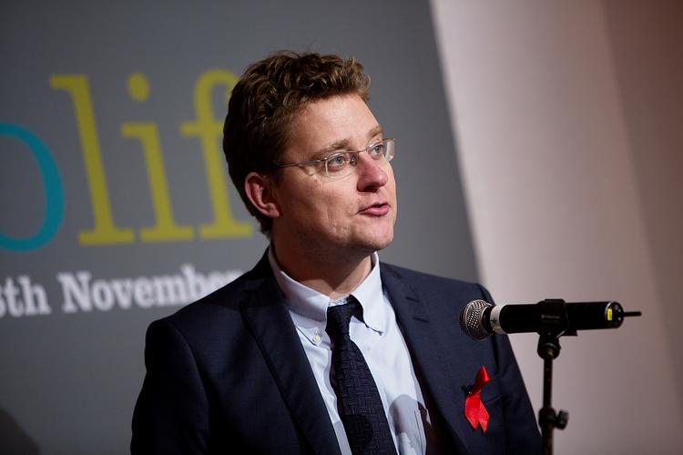 Homolov. Udviklingsminister Rasmus Helveg Petersen (R) er parat til at fjerne støtte til Uganda på grund af ny anti-homolov. 