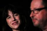 Begær. Charlotte Gainsbourg spiller nymfomanen Joe, som forslået og  livstræt fortæller sin historie. 