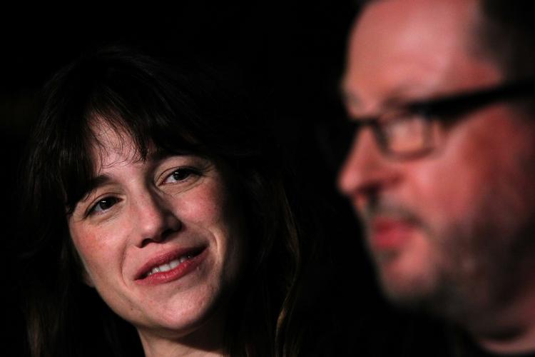 Begær. Charlotte Gainsbourg spiller nymfomanen Joe, som forslået og  livstræt fortæller sin historie. 