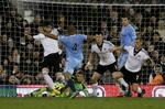 dobbelt.  Manchester Citys Vincent Kompany (nummer to fra venstre) scorede både dette mål for sit eget hold og senere et komisk selvmål. 