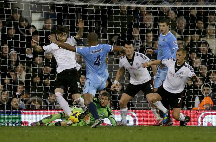 dobbelt.  Manchester Citys Vincent Kompany (nummer to fra venstre) scorede både dette mål for sit eget hold og senere et komisk selvmål. 