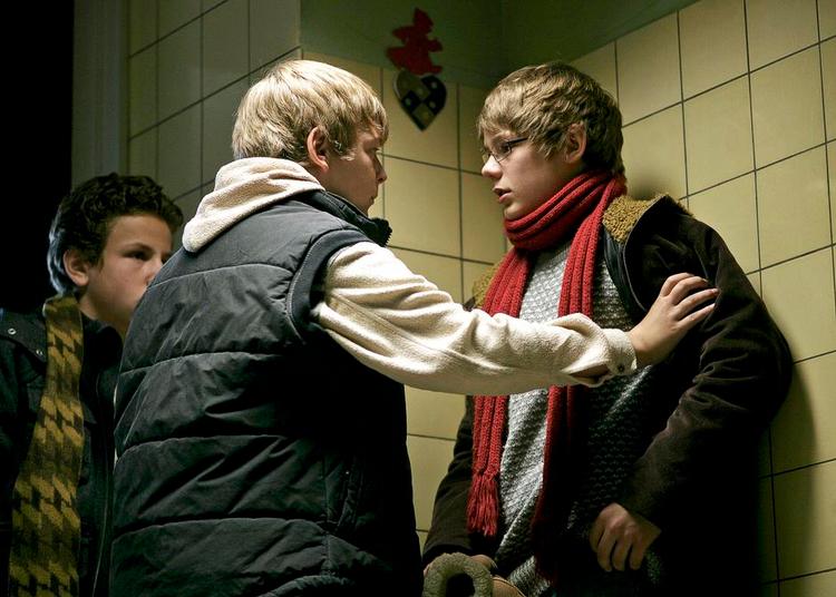 Pagten. Julekalenderen 'Pagten' italesætter mobning og opfordrer forældre til at snakke med deres børn om det virkelighedsnære emne 