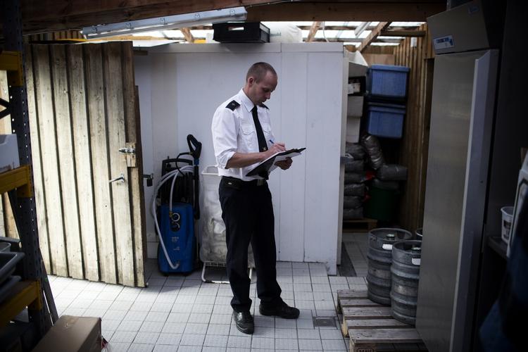 Kontrolteam. Her ses en medarbejder fra Skat under en razzia mod sort arbejde i Marienlyst. 
