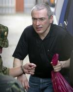 Amnesti. Den løsladte Mikhail Khodorkovskij, der i fredags ankom til Berling, lover Vladimir Putin, at han ikke vil blande sig i russisk politik. 