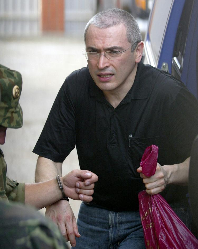 Amnesti. Den løsladte Mikhail Khodorkovskij, der i fredags ankom til Berling, lover Vladimir Putin, at han ikke vil blande sig i russisk politik. 