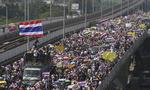 Thailand. Demonstranter går over en bro i Bangkok på vej mod dagens massedemonstrationer. 