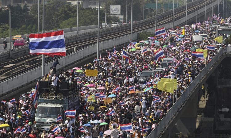 Thailand. Demonstranter går over en bro i Bangkok på vej mod dagens massedemonstrationer. 