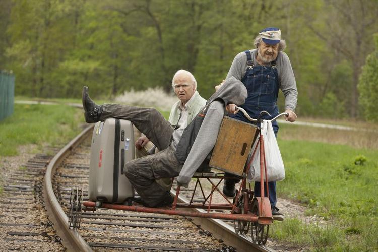 Flugt. På sin 100-års fødselsdag flygter Allan fra plejehjemmet og bruger sine sidste skillinger på en enkeltbillet med bussen til Byringe. 
