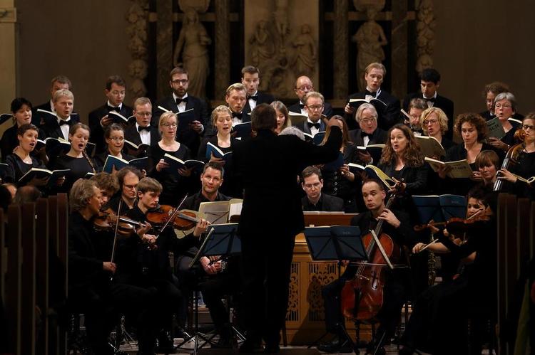 Sang. Koret er kernen i Bachs juleoratorium. Morten Schuldt-Jensen foran Sokkelund Sangkor og musikere fra Leipziger Kammerorchester. 