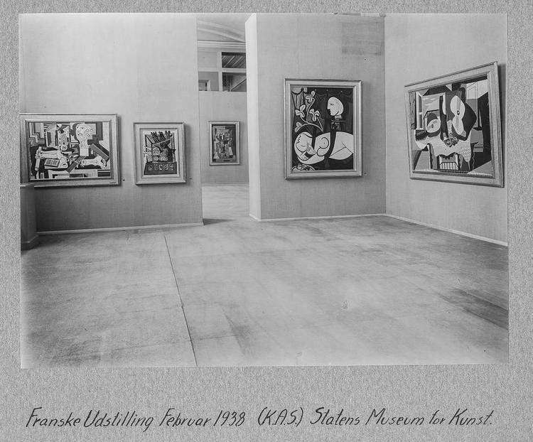GØGLERKUNST? Til trods for, at direktør Leo Swane anså Picasso for at være »en gøgler«, måtte han alligevel acceptere at udstille 33 Picassoværker i 1938, da Den Franske Udstilling turnerede i Skandinavien. Købe dem kunne han ikke drømme om. Maleri nummer to fra højre blev solgt i 2010 for 600 millioner kroner og opnåede verdens hidtil højeste hammerslag.