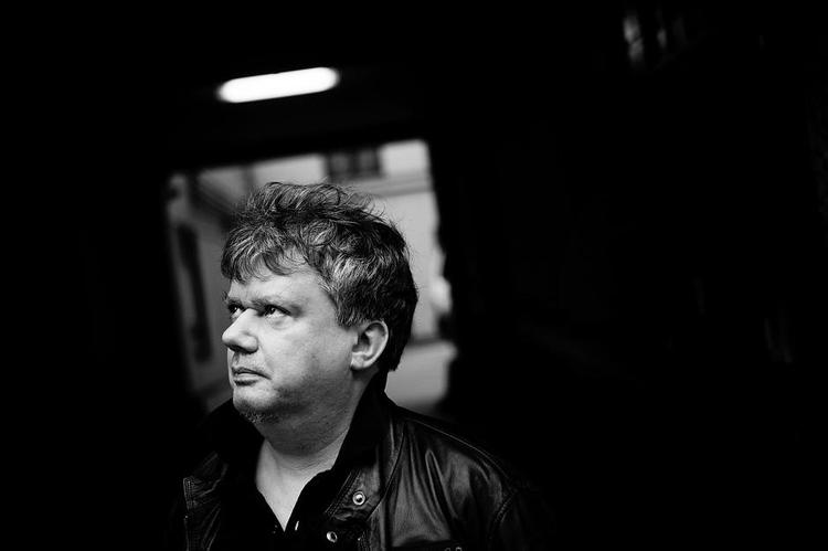 Oversætter. »Det obligatoriske i en dansk roman er et tomt køleskab, øl, konflikt med forældrene, en lejet lejlighed og problemer med kærligheden«, siger Predrag Crnkovic. 