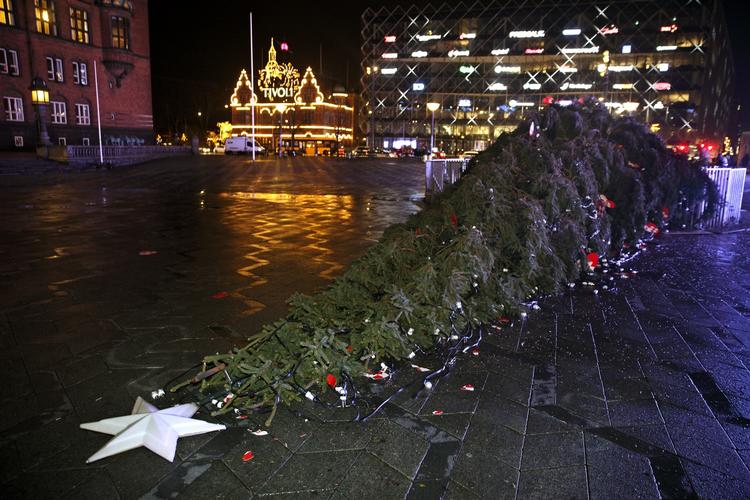 Religionskritik. Med tanke på de store lidelser som jesusbarnets fødsel siden medførte menneskeheden, burde juletiden snarere være en sørgetid, mener debattør. Her er det dog stormen Bodil, der har væltet juletræet på Rådshuspladsen i København. 