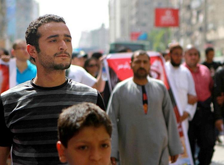 Oprør. Ahmed Douma på vej til demonstration i Cairo i 2011. Douma er en af de tre ledende demonstranter, der i dag er fængslet af en egyptisk domstol. 