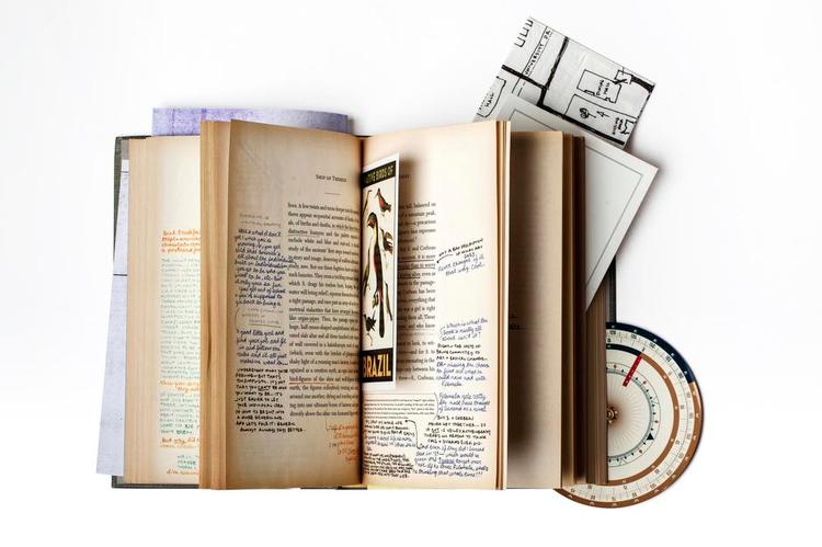 Nørd. Filmmagnaten J.J.Abrams har udtænkt en splinterny bog, som ser ud som om den er slidt og patineret af tidens tand. Ak, fortiden er ikke hvad den har været. 