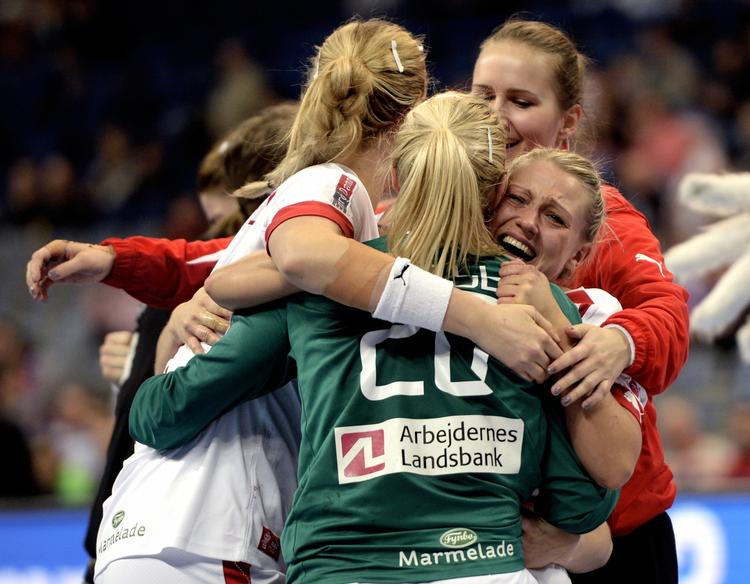JUBEL. For første gang siden 1997 var der VM-medaljer til danske håndboldkvinder. 