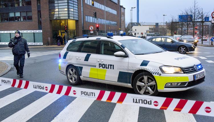Trussel. Odense Banegård er evakueret. Bombehunde gennemsøger området. 