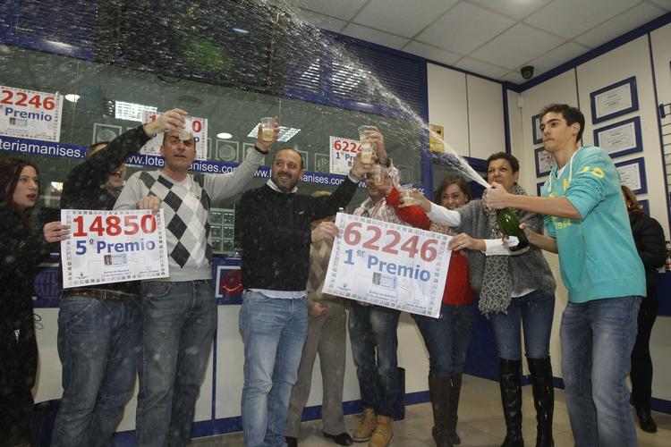 Millionvindere. Det spanske julelotteri El Gordo tiltrækker næsten alle af Spaniens 46 millioner indbyggere, der i gennemsnit spiller for over 300 kroner. I år blev vindernummeret 62246 udtrukket, og dem, der havde købt et af de 160 lodder med lige nøjagtig det nummer, får hver en pengepræmie på 30 millioner kroner. 