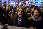 Lovændring. Spanske demonstranter var fredag på gaderne i Madrid, efter Spaniens konservative regering vedtog en lov, der i stort omfang forbyder fri abort. 