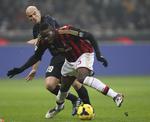 1-0. AC Milan-spiller Mario Balotelli (forrest) kæmpede mod Esteban Cambiasso fra Inter i Milano-opgøret. 