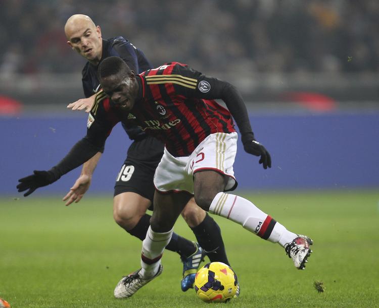 1-0. AC Milan-spiller Mario Balotelli (forrest) kæmpede mod Esteban Cambiasso fra Inter i Milano-opgøret. 