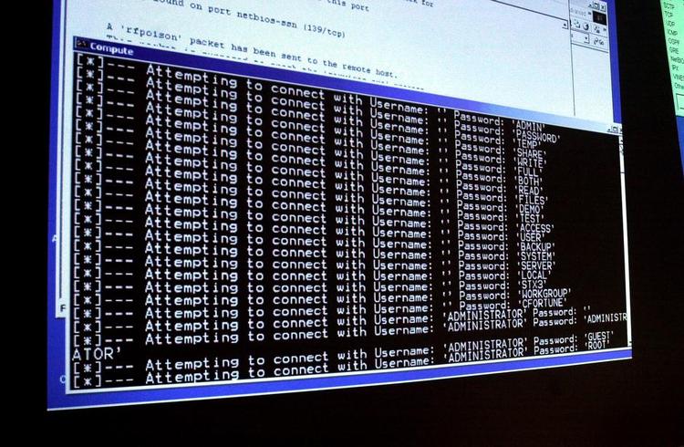 Cyberangreb. Danmark er bagud i forhold til EU-lande. Først i løbet af 2014 forventer Forsvarsministeriet at kunne præsentere en national strategi. 
