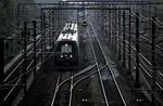 Forsinkelser. DSB antager, at omkring 8.000 – 10.000 togpassagerer er blevet berørt, efter en mand i eftermiddags indtelefonerede en bombetrussel til Odense Bombegård og togtrafikken på Fyn blev indstillet. 