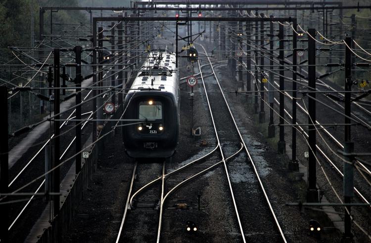 Forsinkelser. DSB antager, at omkring 8.000 – 10.000 togpassagerer er blevet berørt, efter en mand i eftermiddags indtelefonerede en bombetrussel til Odense Bombegård og togtrafikken på Fyn blev indstillet. 
