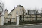 Nedslagsområde. Det er ikke just et forældrekøb, Nybrovej 375 i Kongens Lyngby, skønt prisen er sat ned med 33 procent. 