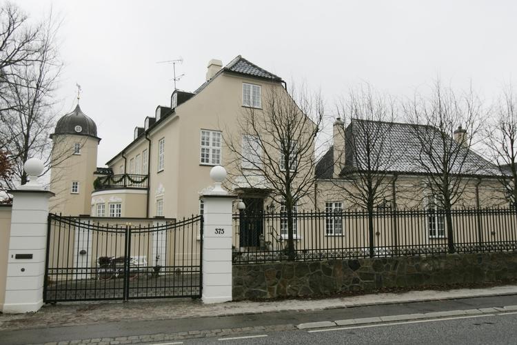 Nedslagsområde. Det er ikke just et forældrekøb, Nybrovej 375 i Kongens Lyngby, skønt prisen er sat ned med 33 procent. 