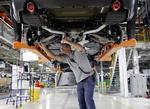 forbrug. Den primære grund til, at IMF vil opjustere sit skøn for væksten i amerikansk økonomi er, at amerikanerne bruger flere penge. Her er 29-årige Jeff Caldwell ved at samle en af de Chrysler-biler, som de kan bruge pengene på. 
