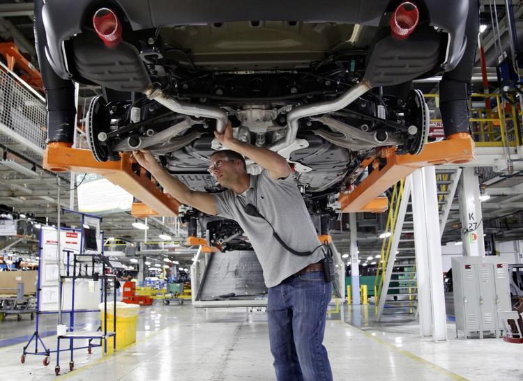 forbrug. Den primære grund til, at IMF vil opjustere sit skøn for væksten i amerikansk økonomi er, at amerikanerne bruger flere penge. Her er 29-årige Jeff Caldwell ved at samle en af de Chrysler-biler, som de kan bruge pengene på. 