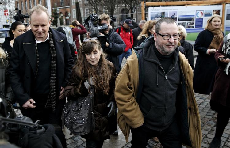 Markedsføring. Instruktør Lars von Trier stiller op til fotografering ved mindeankeret i Nyhavn sammen med skuespillerne fra 'Nymphomaniac', Charlotte Gainsbourg, Stellan Skarsgård og Stacy Martin. 