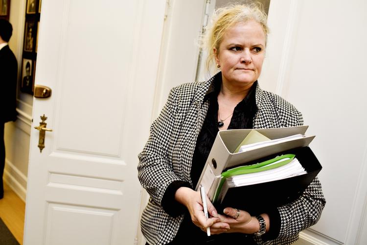 Spørgsmålsregn. Dansk Folkeparti stiller sundhedministeren mere end 1.000 spørgsmål om det gule sygesikringskort. 