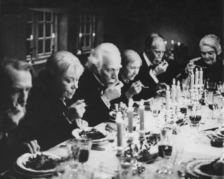 Gæster. Her ses de gæstebudne fra højre: Bodil Kjer for bordenden, Else Petersen nr. 3, Holger Perfort nr. 4 og Preben Lerdorff Rye som den sidste i venstre hjørne. 