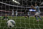 sensation. Wigan, som nu spiller i den næstbedste række i England, har scoret det enlige mål i finalen i FA Cuppen mod storfavoritterne fra Manchester City. 