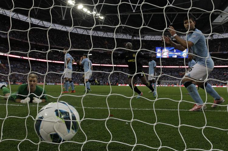 sensation. Wigan, som nu spiller i den næstbedste række i England, har scoret det enlige mål i finalen i FA Cuppen mod storfavoritterne fra Manchester City. 