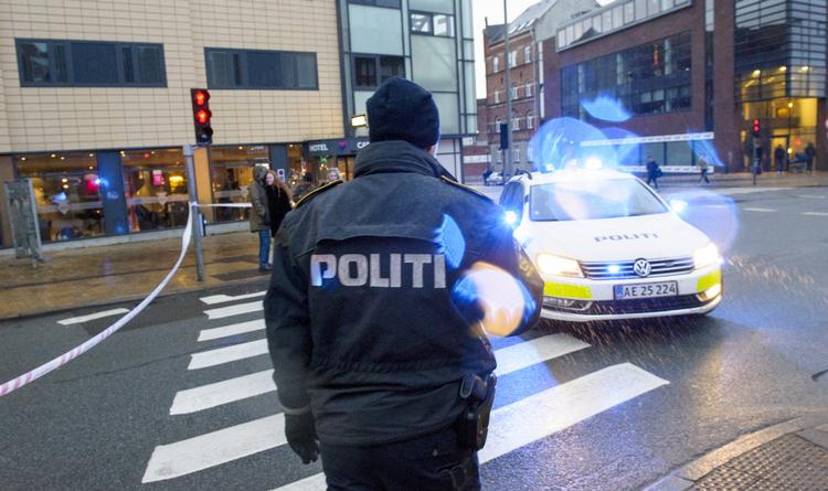 Juletrafik. Bombetrussel mod Odense Banegård i går førte til evakuering og forsinket juletrafik. 