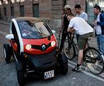 Krydsning. Renault Twizy er en kompakt krydsning mellem en elbil og en kabinescooter. 