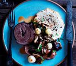 Rustik. Der er kraft og smag i oksebrystet, fordi det har simret længe med rødvin, chorizo og løg. Det er en mere rustik ret end den dyre version. 