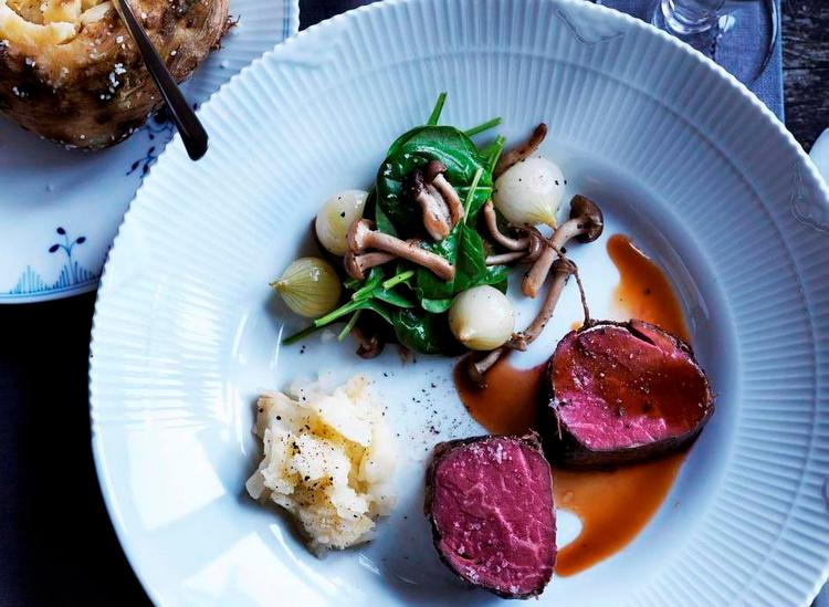 Præcision. Den klassiske mørbrad med en god kalvesky er nænsomt tilberedt. Det er sellerien med trøffelolien, der giver retten gas og får bordbomberne til at springe. 