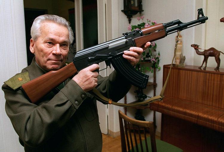 Våbenlegende. Mikhail Kalashnikov, som skabte et af de mest udbredte maskingeværer, er død. 