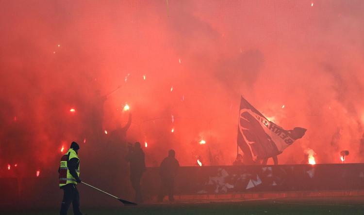 Kaos. 484 fodboldfans blev anholdt på grund af stenkast mod politiet efter fodboldkamenp mellem Brøndby og FC København 1. december. 