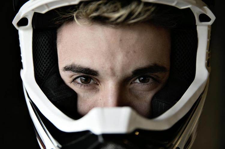 Fartdjævel. Mikkel Michelsen var bare seks år, da han begyndte at drøne rundt på speedwaybanen i Slangerup 