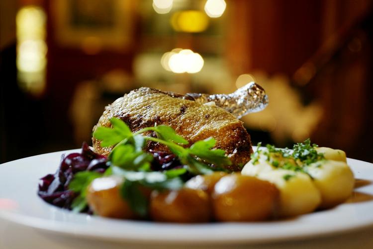 Slut. Med julemad og ind med rock, soul og disco. 