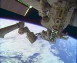 Hopkins, der har været ude på sin anden rumvandring i karrieren, sad på den 15 meter lange robotarm, der blev styret inde fra ISS af den japanske astronaut Koichi Wakata. 