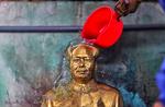 Mao, der døde i 1976, er symbolet på Kina. Og i de seneste år er hans popularitet vokset. Især efter etpartistaten fik nye ledere sidste år, hvor generalsekretær Xi Jinping er gået i Mao Zedongs fodspor, og påny har givet Mao en hovedrolle i kinesisk politik. Shaoshan er nærmest blevet en helligdom for maoister og konservative i kommunistpartiet. Byen håber også at kunne tjene penge på de røde turister, der kommer fra hele Kina. I de senere år har man investeret milliarder af kroner i blandt andet hoteller, et museum og så statuen af Mao, hvor de to drenge begyndte at slås. 