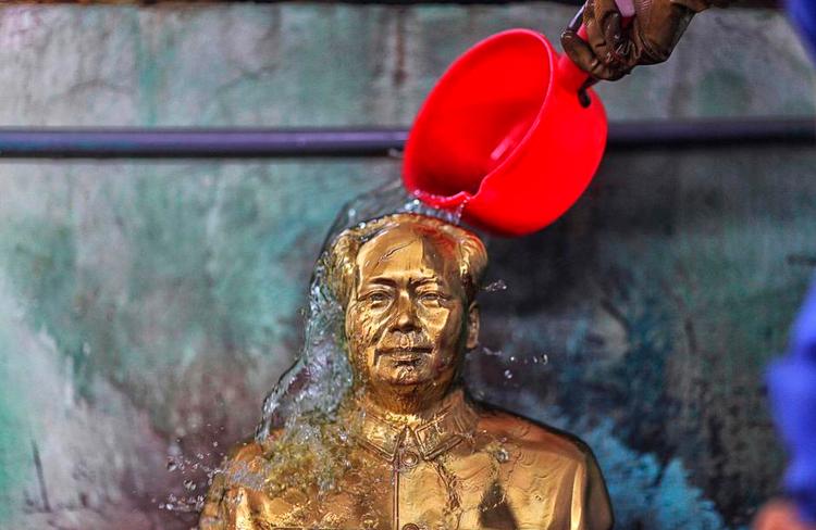 Mao, der døde i 1976, er symbolet på Kina. Og i de seneste år er hans popularitet vokset. Især efter etpartistaten fik nye ledere sidste år, hvor generalsekretær Xi Jinping er gået i Mao Zedongs fodspor, og påny har givet Mao en hovedrolle i kinesisk politik. Shaoshan er nærmest blevet en helligdom for maoister og konservative i kommunistpartiet. Byen håber også at kunne tjene penge på de røde turister, der kommer fra hele Kina. I de senere år har man investeret milliarder af kroner i blandt andet hoteller, et museum og så statuen af Mao, hvor de to drenge begyndte at slås. 